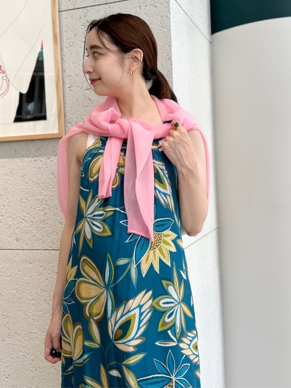 ベージュ系のサンダル、ピンク系のニット/セーター、ブルー系のワンピースを着用したレディースの夏コーディネートの3枚目の写真