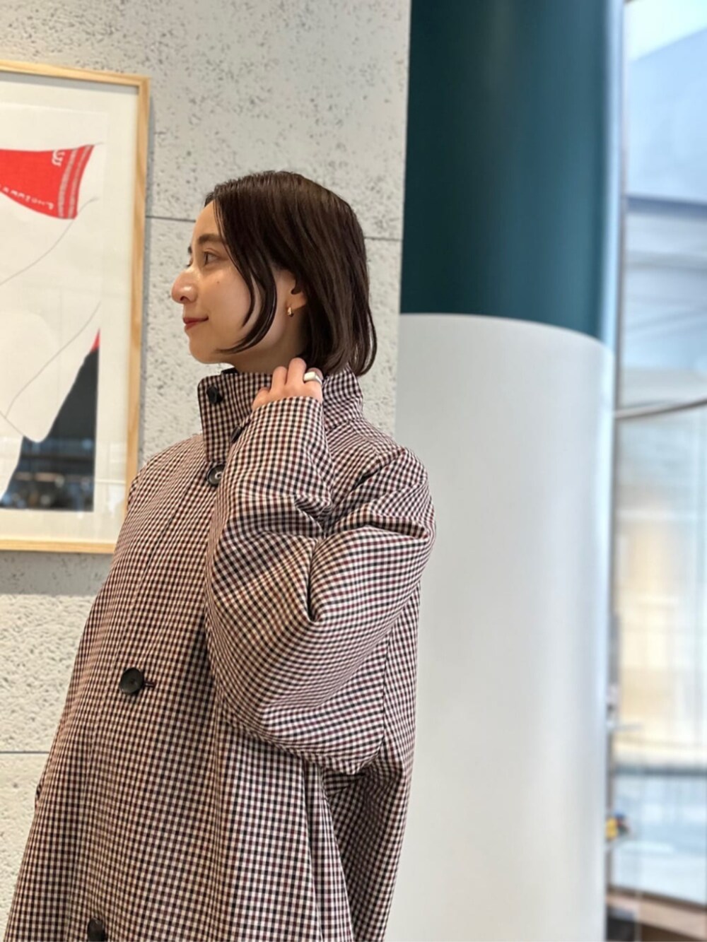 ホワイト系のその他パンツ、ブラウン系のその他アウター、イエロー系のカーディガン/ボレロを着用したレディースの春コーディネートの4枚目の写真