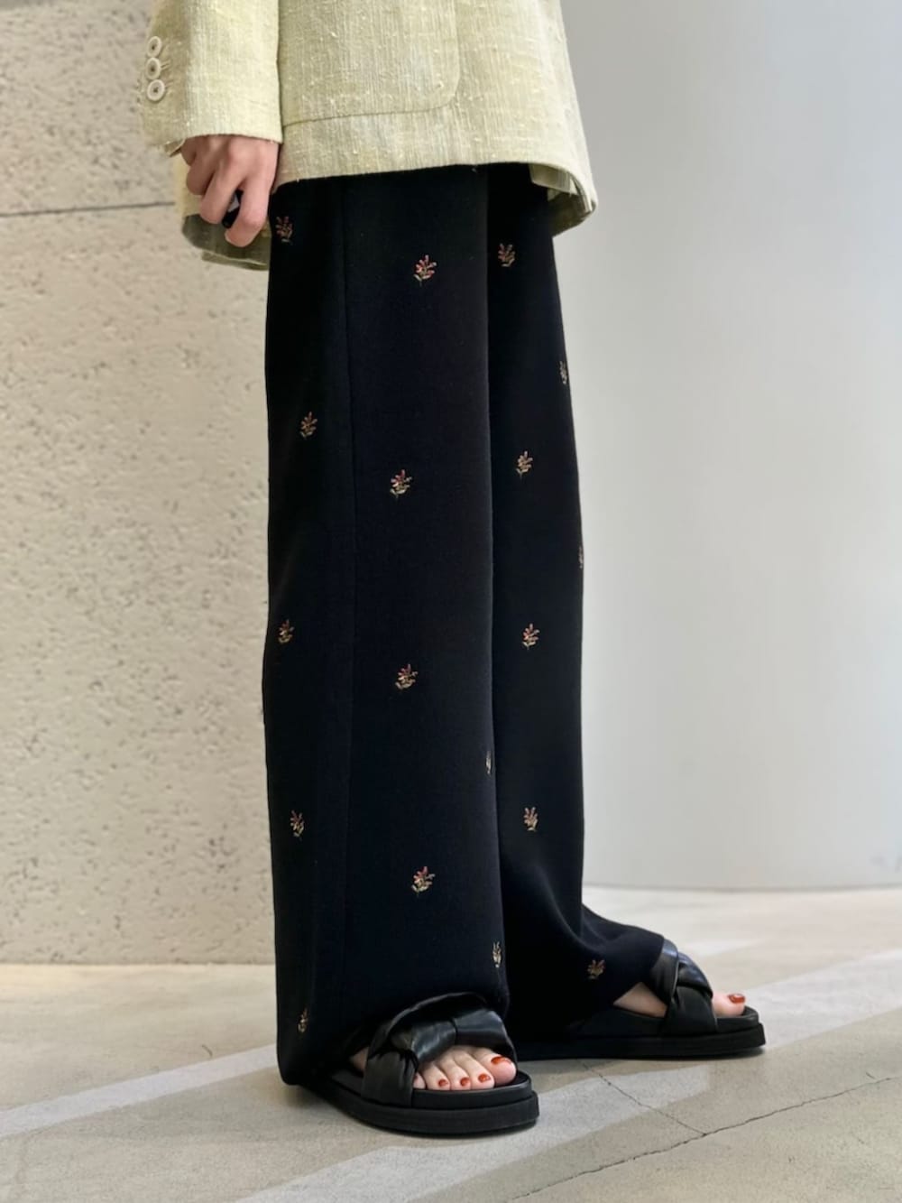 ブラック系のサンダル、イエロー系のテーラードジャケット、ブラック系のカーディガン/ボレロを着用したレディースの春コーディネートの6枚目の写真