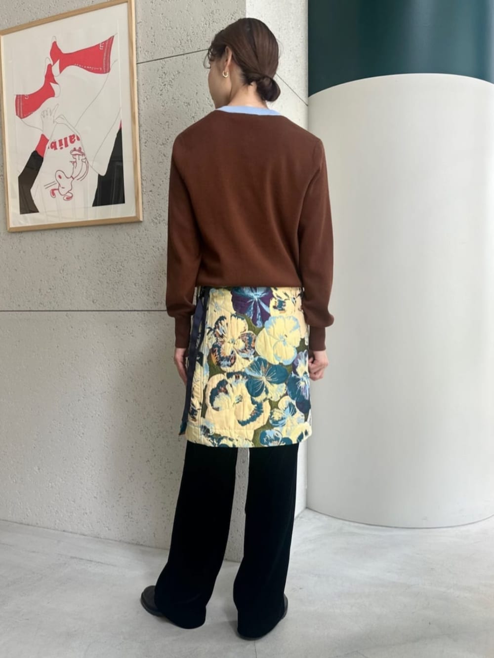 ブラック系のその他パンツ、ブラウン系のカーディガン/ボレロ、ブルー系のスカートを着用したレディースの秋コーディネートの2枚目の写真