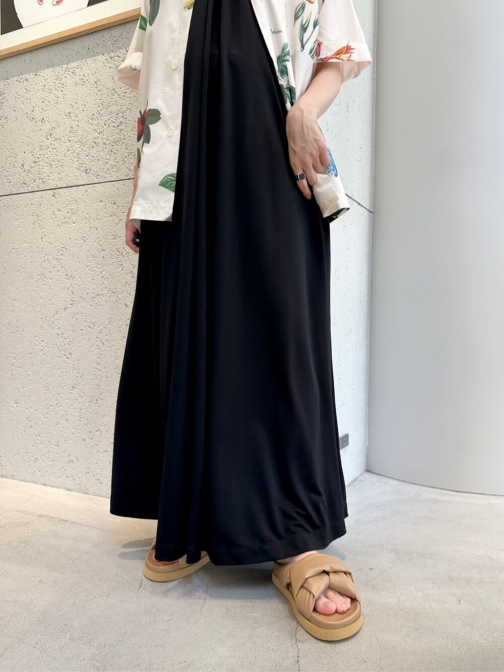 ベージュ系のサンダル、ブラック系のワンピース、イエロー系のシャツ/ブラウスを着用したレディースの夏コーディネートの5枚目の写真