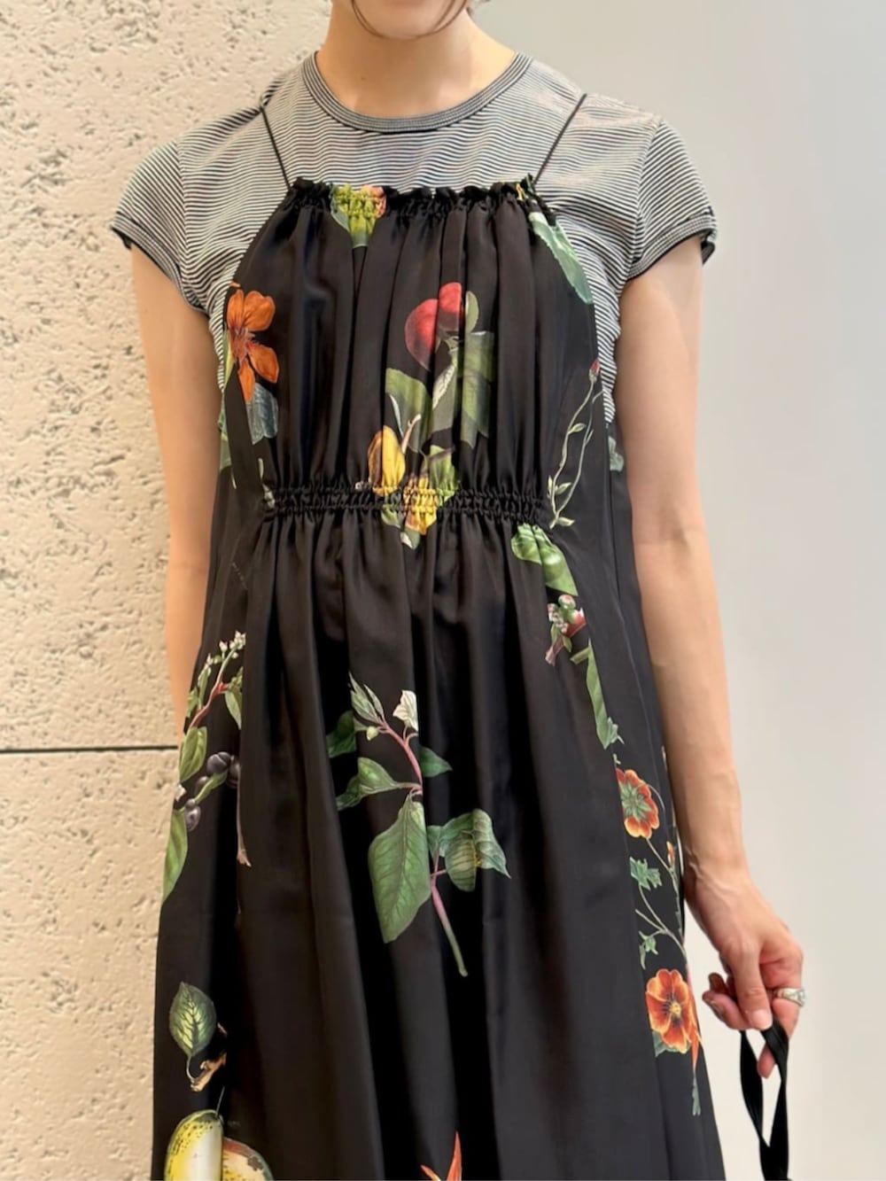 ブラック系のショルダーバッグ、ブラック系のサンダル、ブラック系のワンピースを着用したレディースの夏コーディネートの2枚目の写真