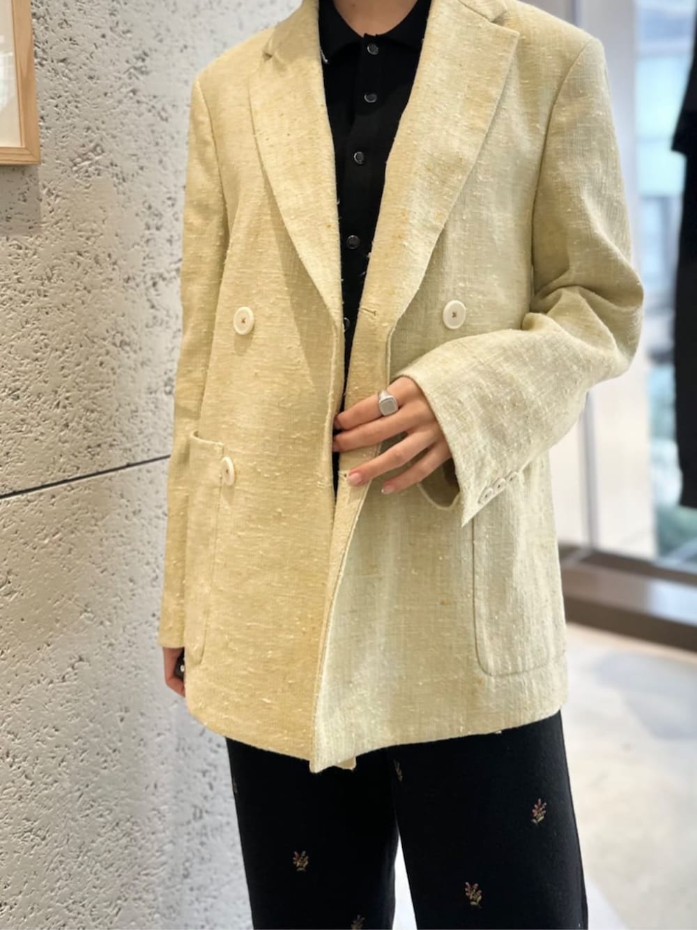 ブラック系のサンダル、イエロー系のテーラードジャケット、ブラック系のカーディガン/ボレロを着用したレディースの春コーディネートの3枚目の写真