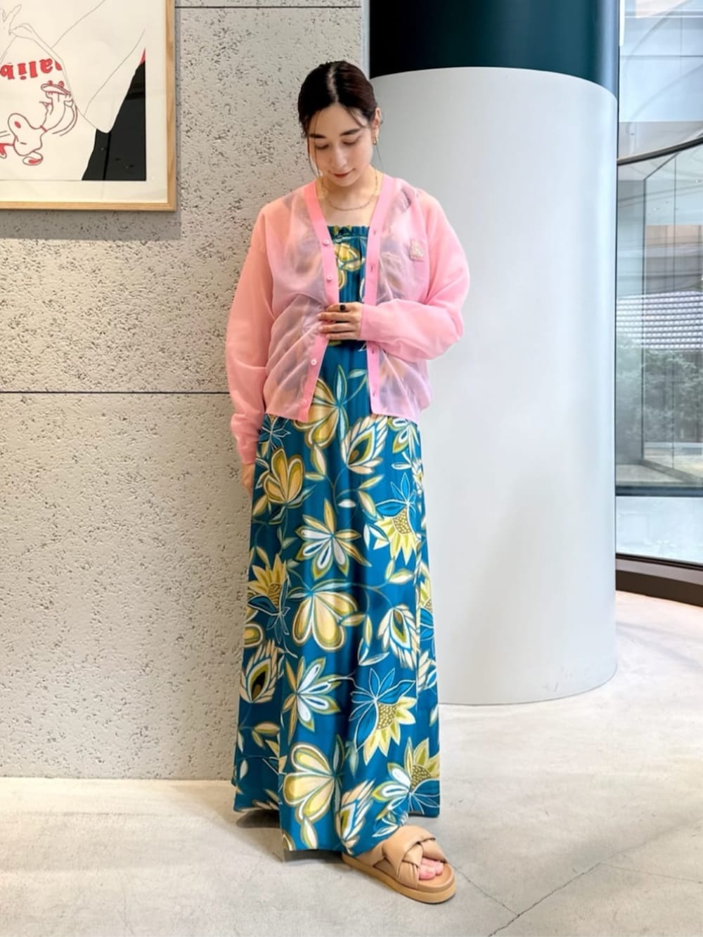 ベージュ系のサンダル、ピンク系のニット/セーター、ブルー系のワンピースを着用したレディースの夏コーディネートの2枚目の写真