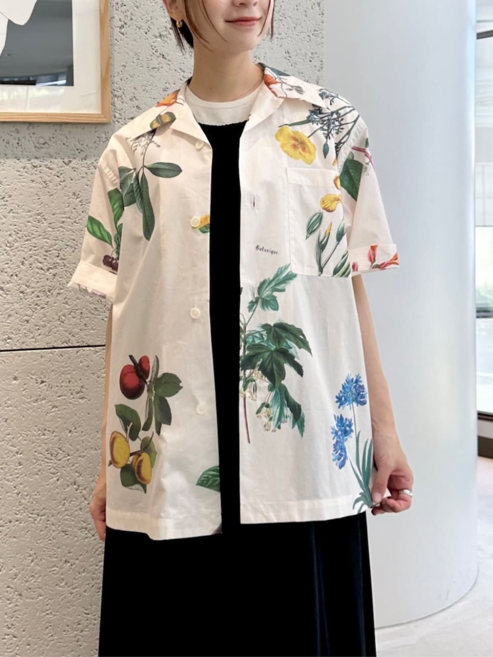 ベージュ系のサンダル、ブラック系のワンピース、イエロー系のシャツ/ブラウスを着用したレディースの夏コーディネートの2枚目の写真