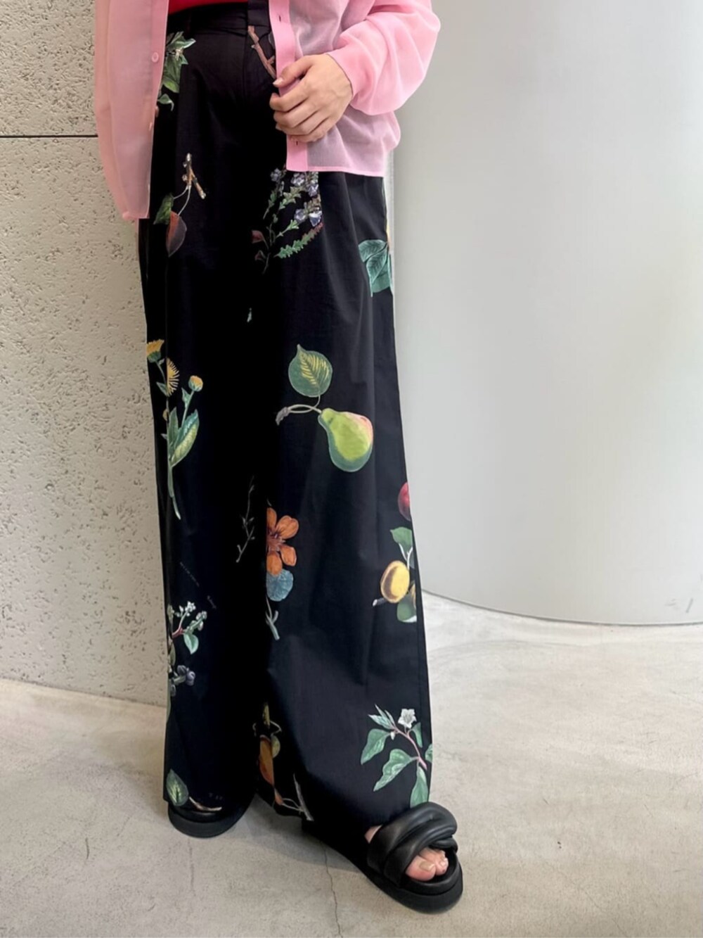 ブラック系のサンダル、ピンク系のニット/セーター、レッド系のニット/セーターを着用したレディースの夏コーディネートの5枚目の写真