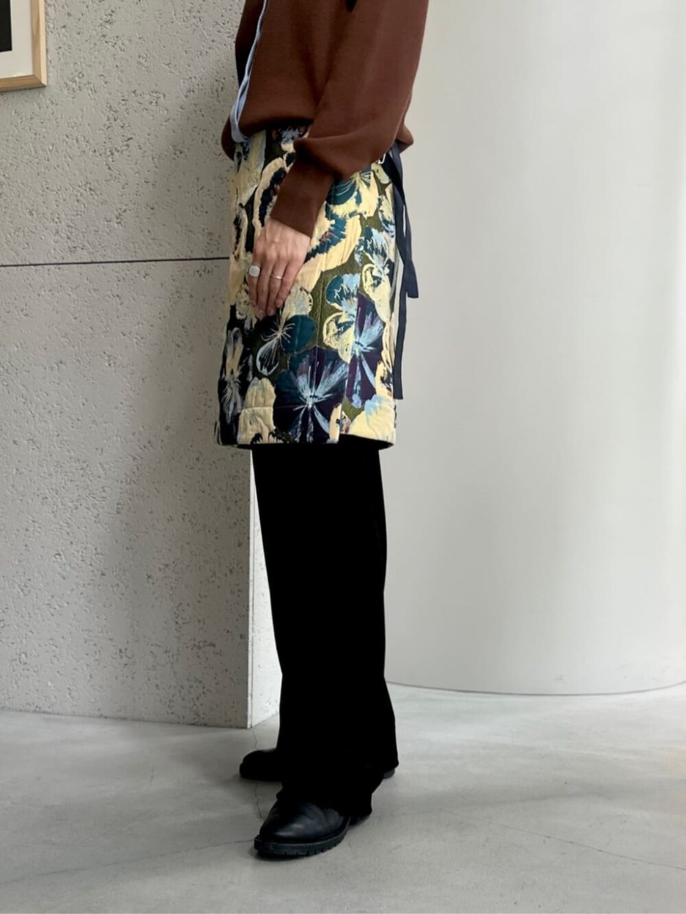 ブラック系のその他パンツ、ブラウン系のカーディガン/ボレロ、ブルー系のスカートを着用したレディースの秋コーディネートの5枚目の写真