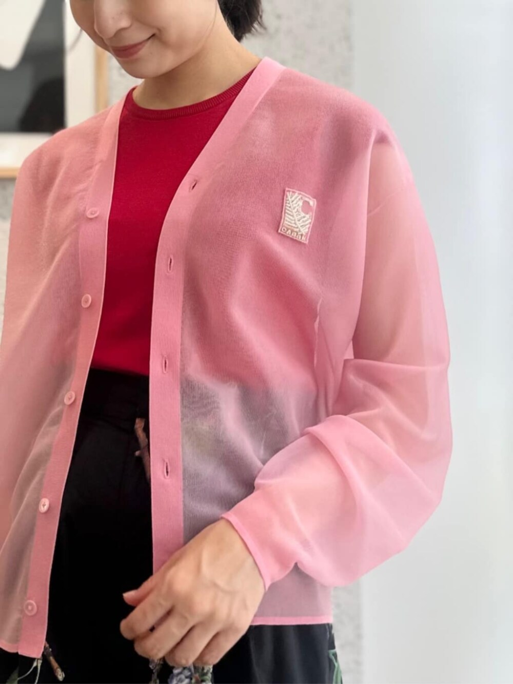 ブラック系のサンダル、ピンク系のニット/セーター、レッド系のニット/セーターを着用したレディースの夏コーディネートの4枚目の写真