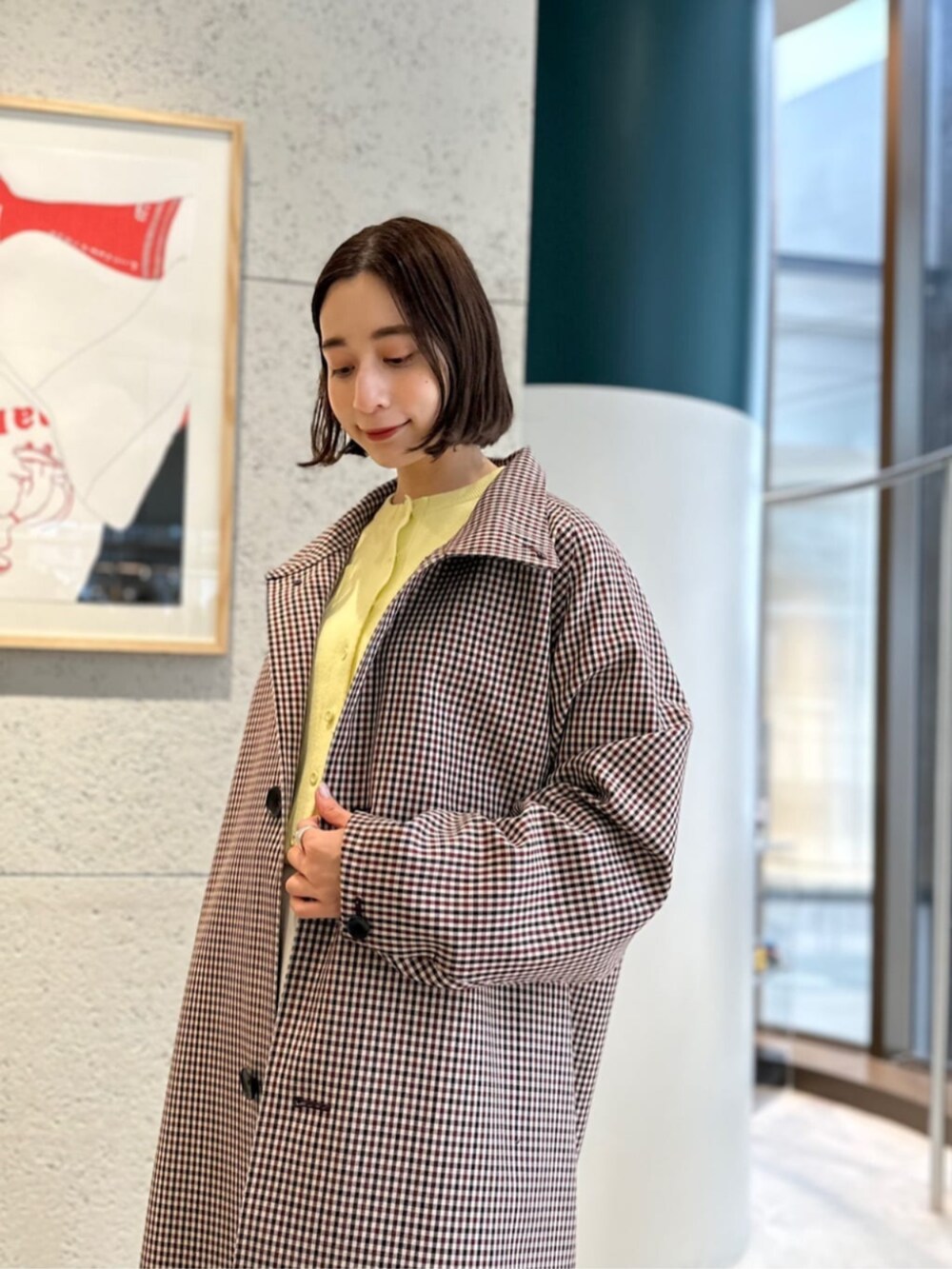 ホワイト系のその他パンツ、ブラウン系のその他アウター、イエロー系のカーディガン/ボレロを着用したレディースの春コーディネートの2枚目の写真