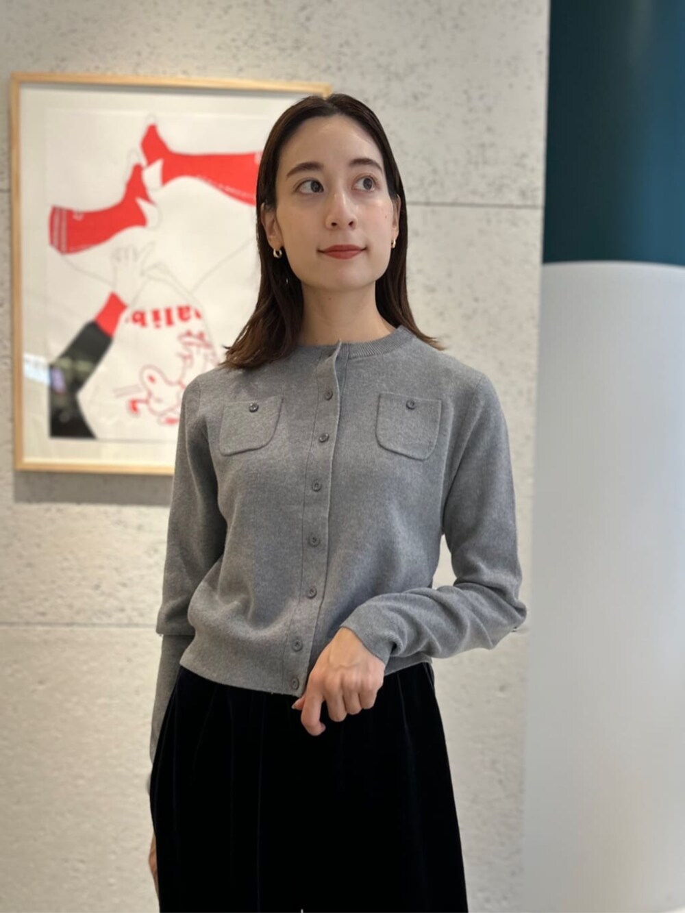 ブラック系のその他パンツ、グリーン系のブルゾン、グレー系のカーディガン/ボレロを着用したレディースの冬コーディネートの4枚目の写真