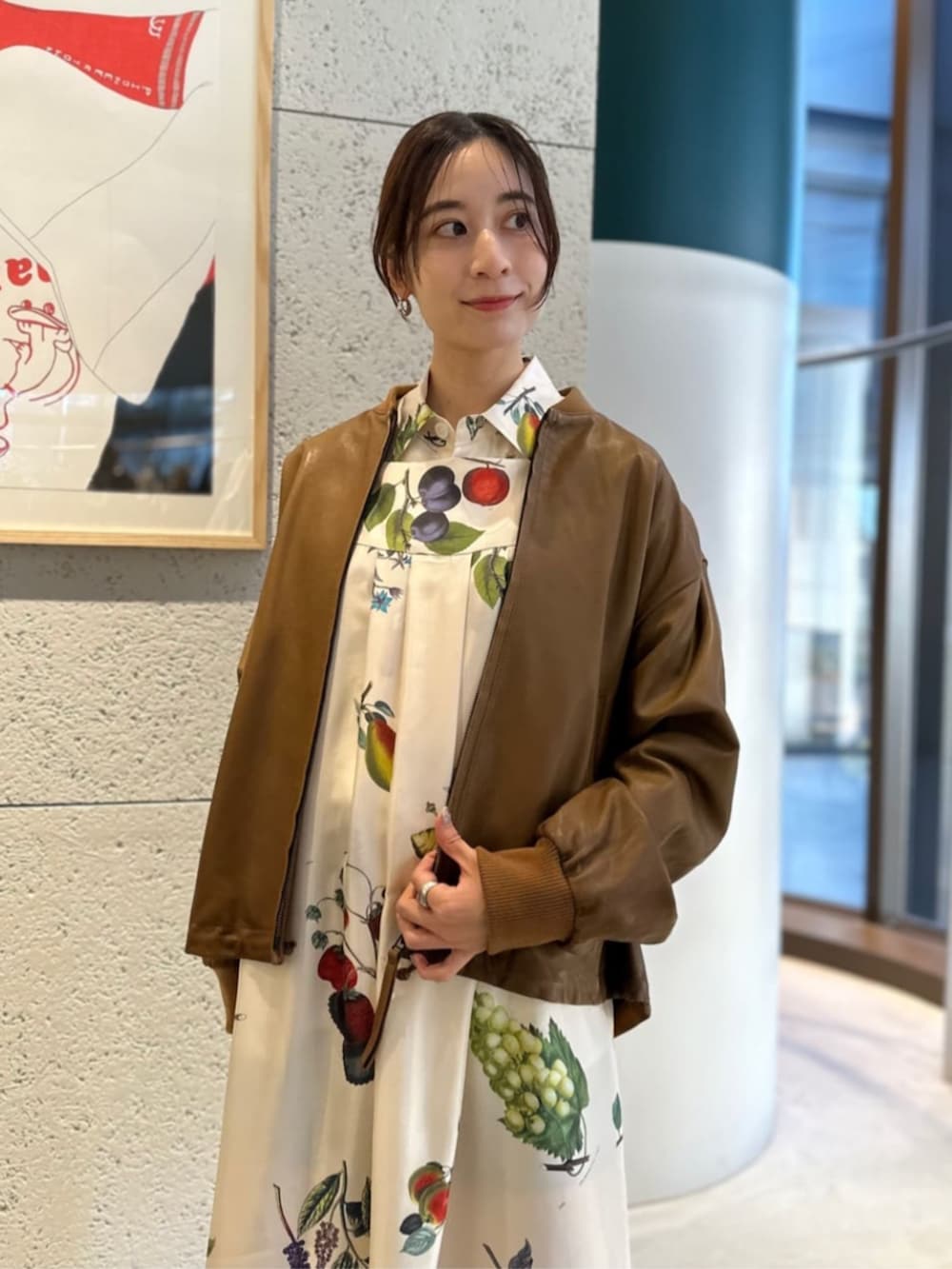 「TOMORROWLAND、トゥモローランド、caban、TOMORROWLAND .B、レザージャケット、レザーブルゾン、ボタニカル柄、キャミワンピ、柄シャツ、フラワープリント、レイヤードスタイル」｜「TOMORROWLAND .BのTOMORROWLAND .B アンティークレザー ブルゾン（ブルゾン、イエロー系）」を使った、Ono_TOMORROWLANDさん（レディース・159cm）の秋コーディネートの2枚目の写真