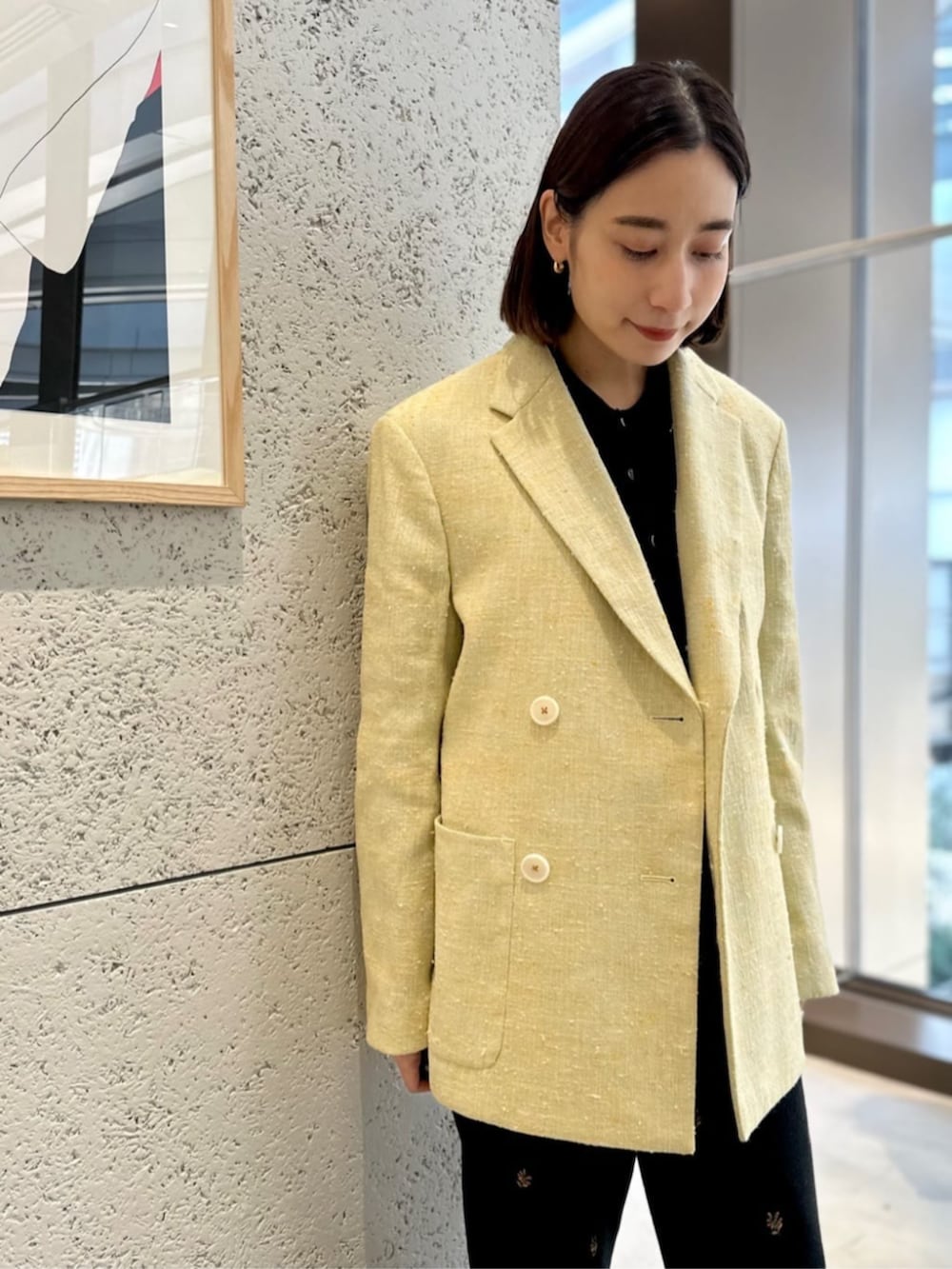 ブラック系のサンダル、イエロー系のテーラードジャケット、ブラック系のカーディガン/ボレロを着用したレディースの春コーディネートの4枚目の写真