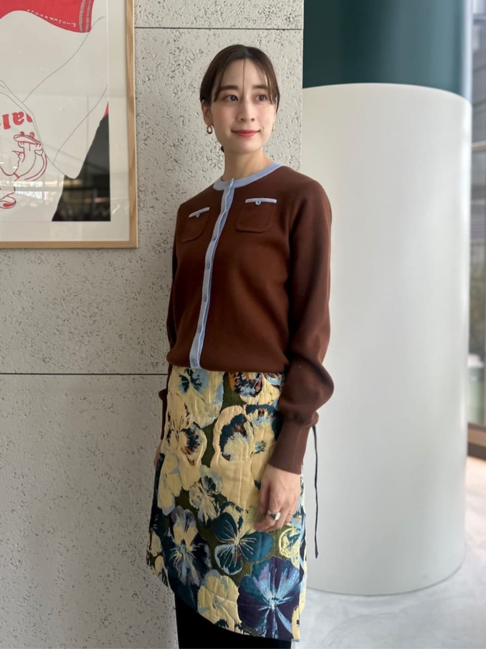 ブラック系のその他パンツ、ブラウン系のカーディガン/ボレロ、ブルー系のスカートを着用したレディースの秋コーディネートの3枚目の写真