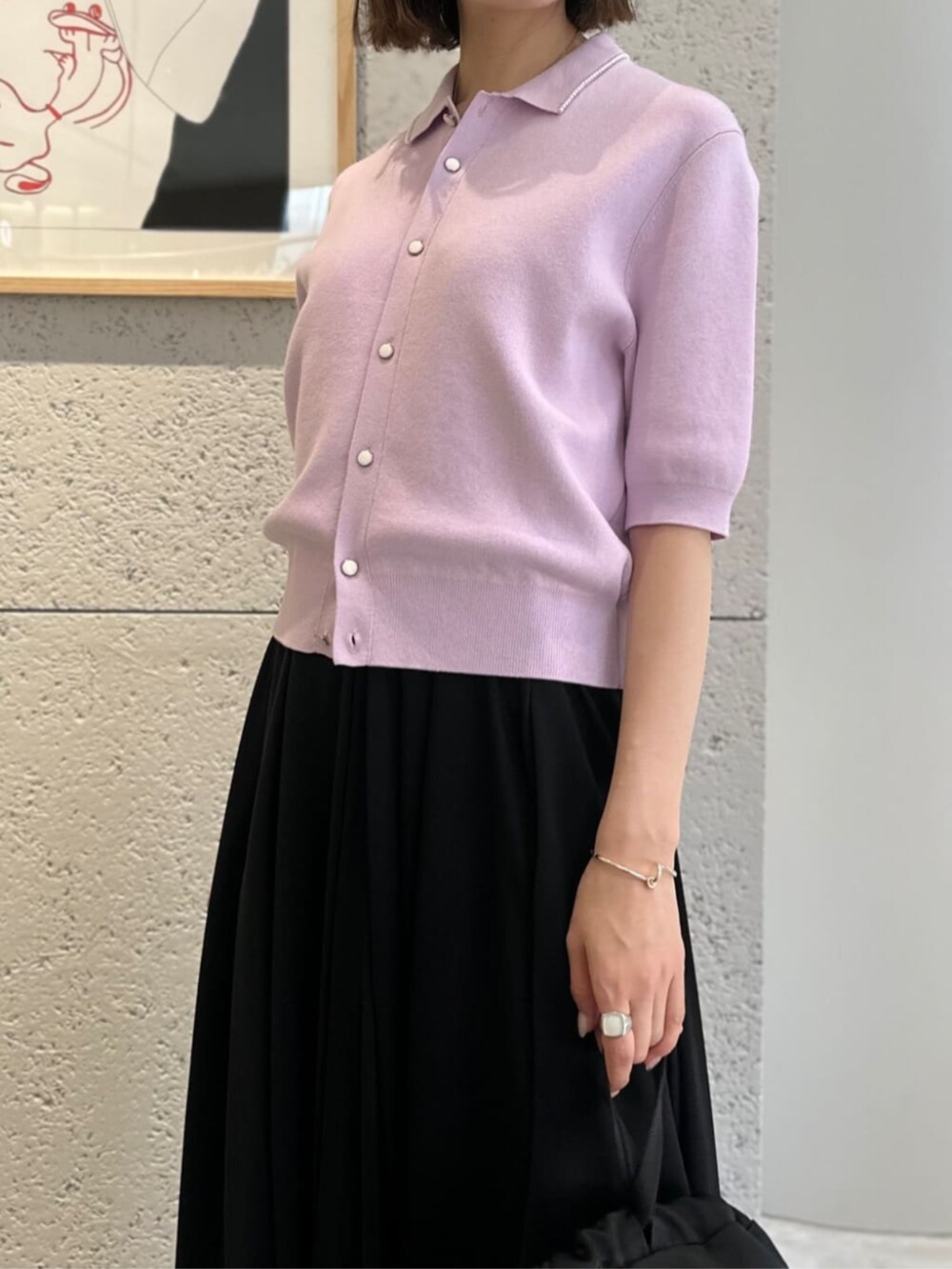 ブラック系のワンピース、ブラック系のサンダル、パープル系のカーディガン/ボレロを着用したレディースの春コーディネートの3枚目の写真