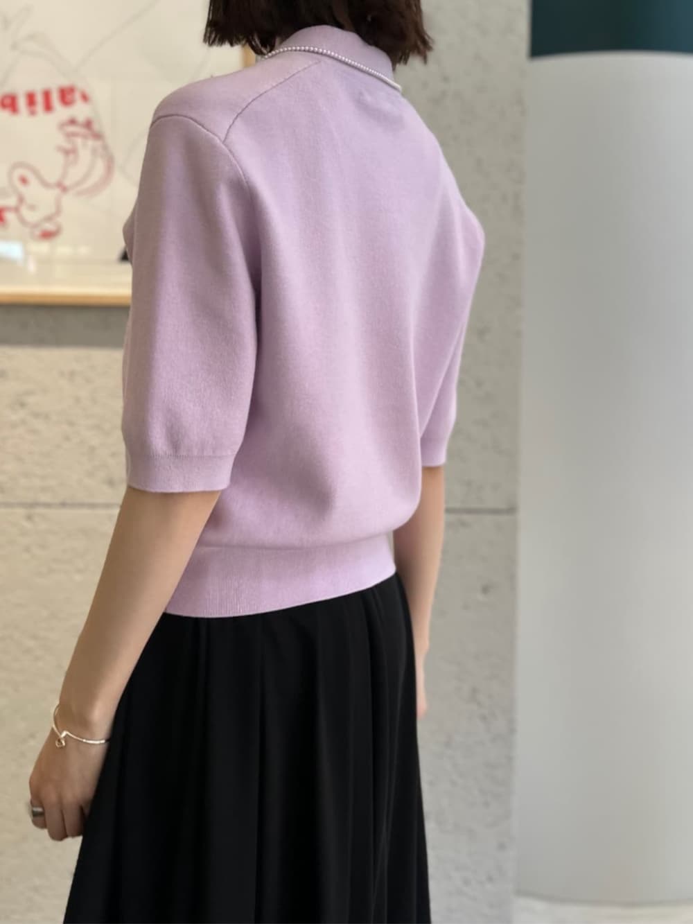 ブラック系のワンピース、ブラック系のサンダル、パープル系のカーディガン/ボレロを着用したレディースの春コーディネートの4枚目の写真