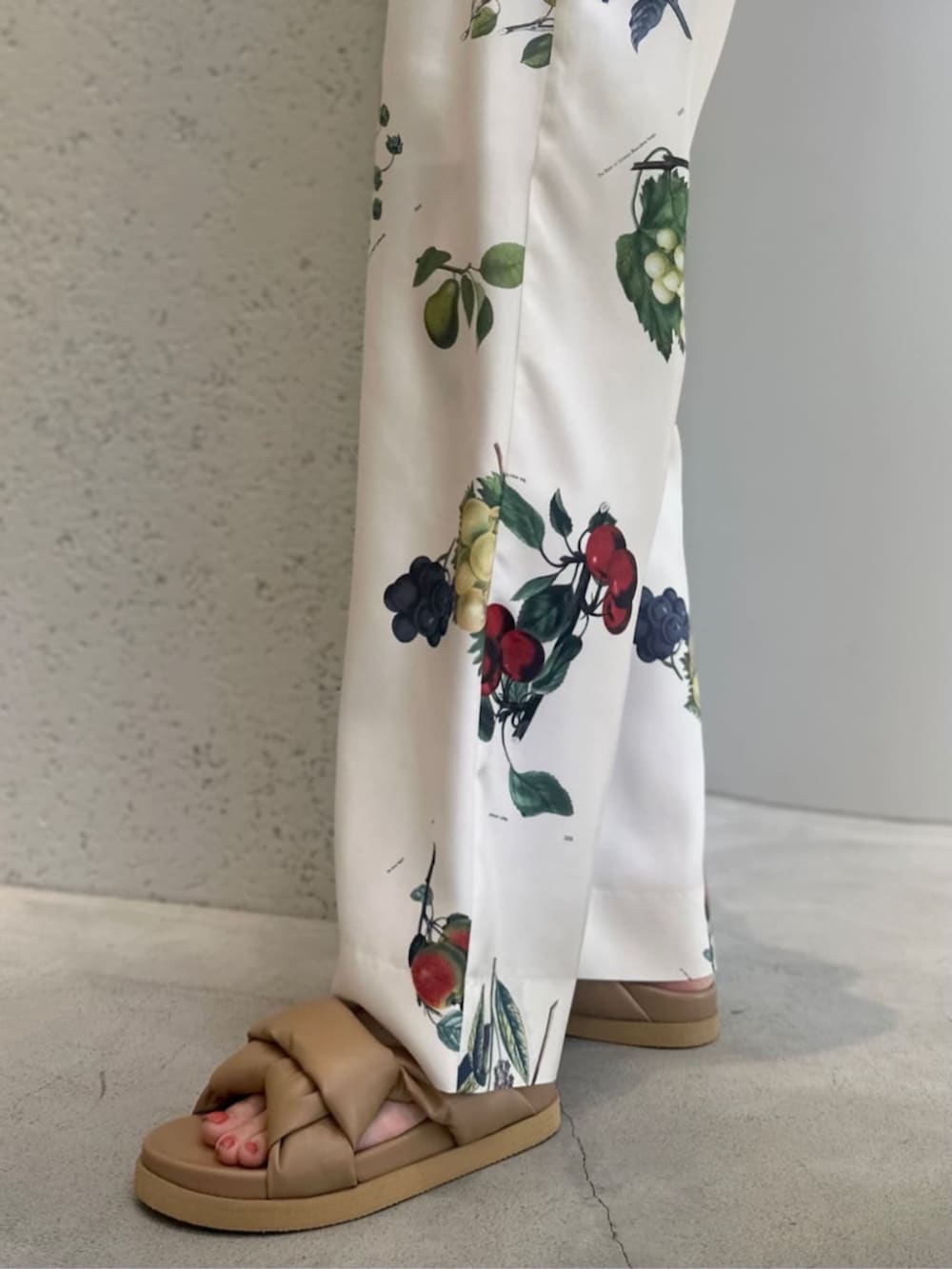 ベージュ系のサンダル、ホワイト系のその他パンツ、ホワイト系のニット/セーターを着用したレディースの夏コーディネートの4枚目の写真