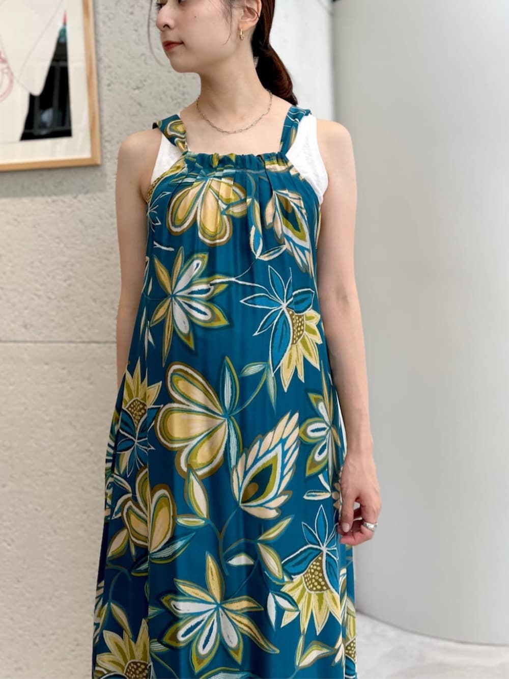 ベージュ系のサンダル、ピンク系のニット/セーター、ブルー系のワンピースを着用したレディースの夏コーディネートの4枚目の写真