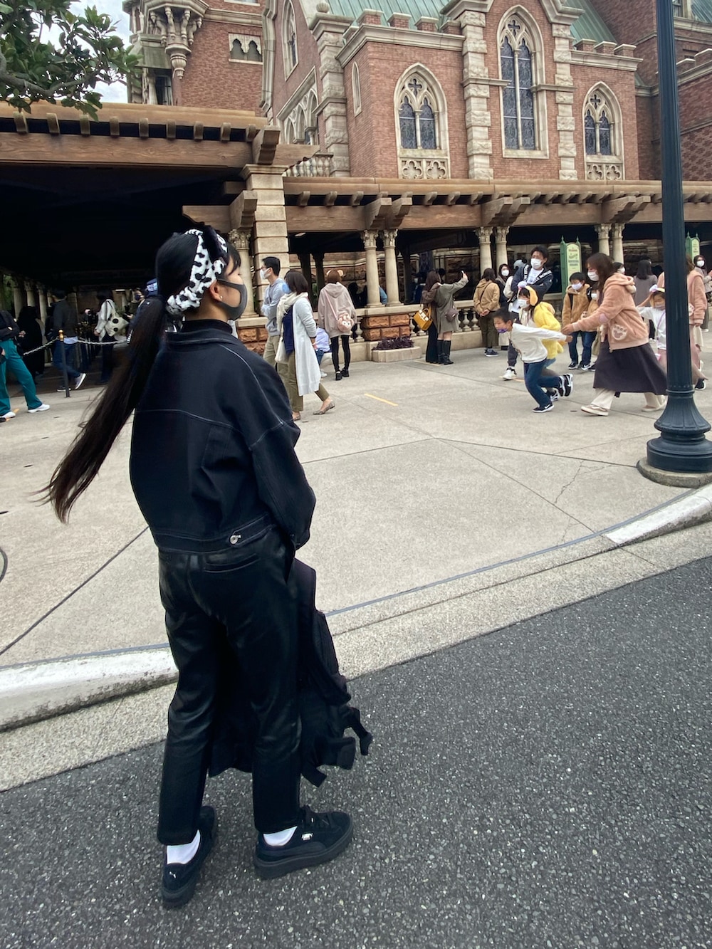 ブラック系のパンツ、ブラック系のニット/セーター、ブラック系のバックパック/リュックを着用したレディースの春コーディネートの2枚目の写真