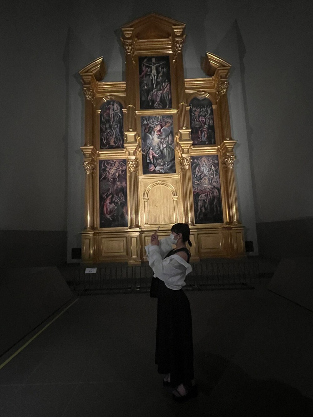 ブラック系のワンピース、ブラック系のサンダル、ブラック系のトートバッグを着用したレディースの秋コーディネートの2枚目の写真