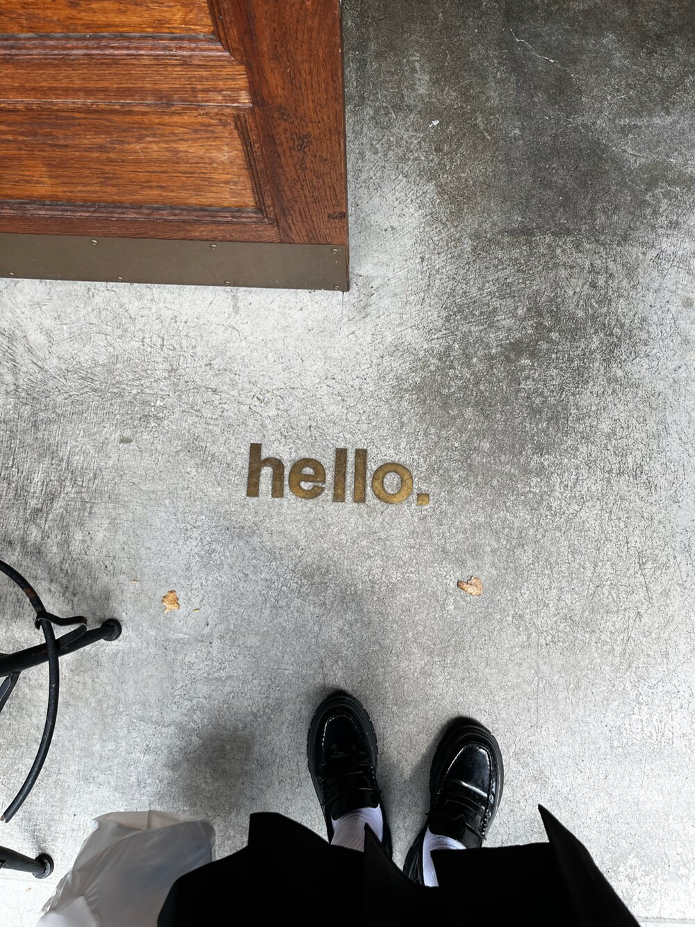 ブラック系のタンクトップ、ブラック系のローファーを着用したレディースの春コーディネートの2枚目の写真