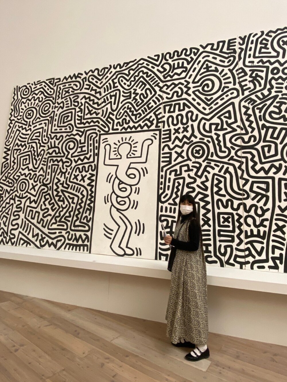 ブラック系のショルダーバッグ、ブラック系のニット/セーター、ブラック系のパンプスを着用したレディースの秋コーディネートの2枚目の写真