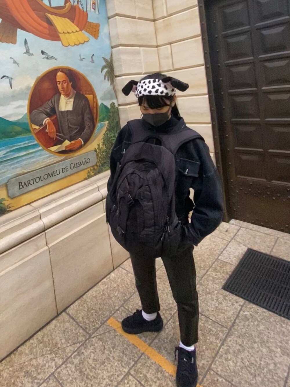 ブラック系のパンツ、ブラック系のニット/セーター、ブラック系のバックパック/リュックを着用したレディースの春コーディネートの4枚目の写真