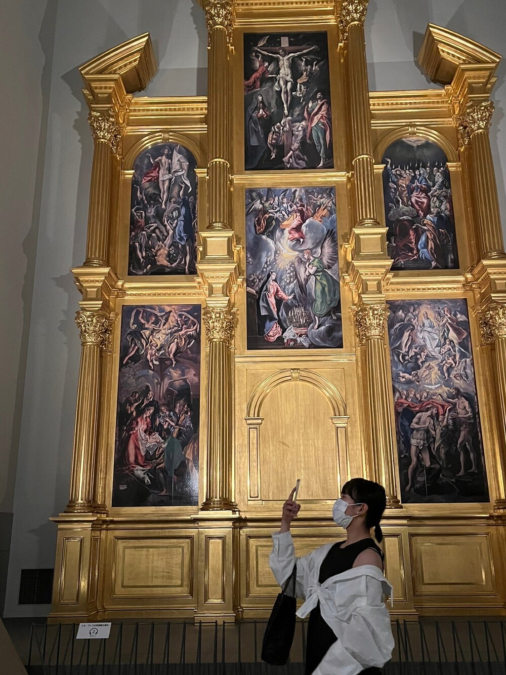 ブラック系のワンピース、ブラック系のサンダル、ブラック系のトートバッグを着用したレディースの秋コーディネートの3枚目の写真