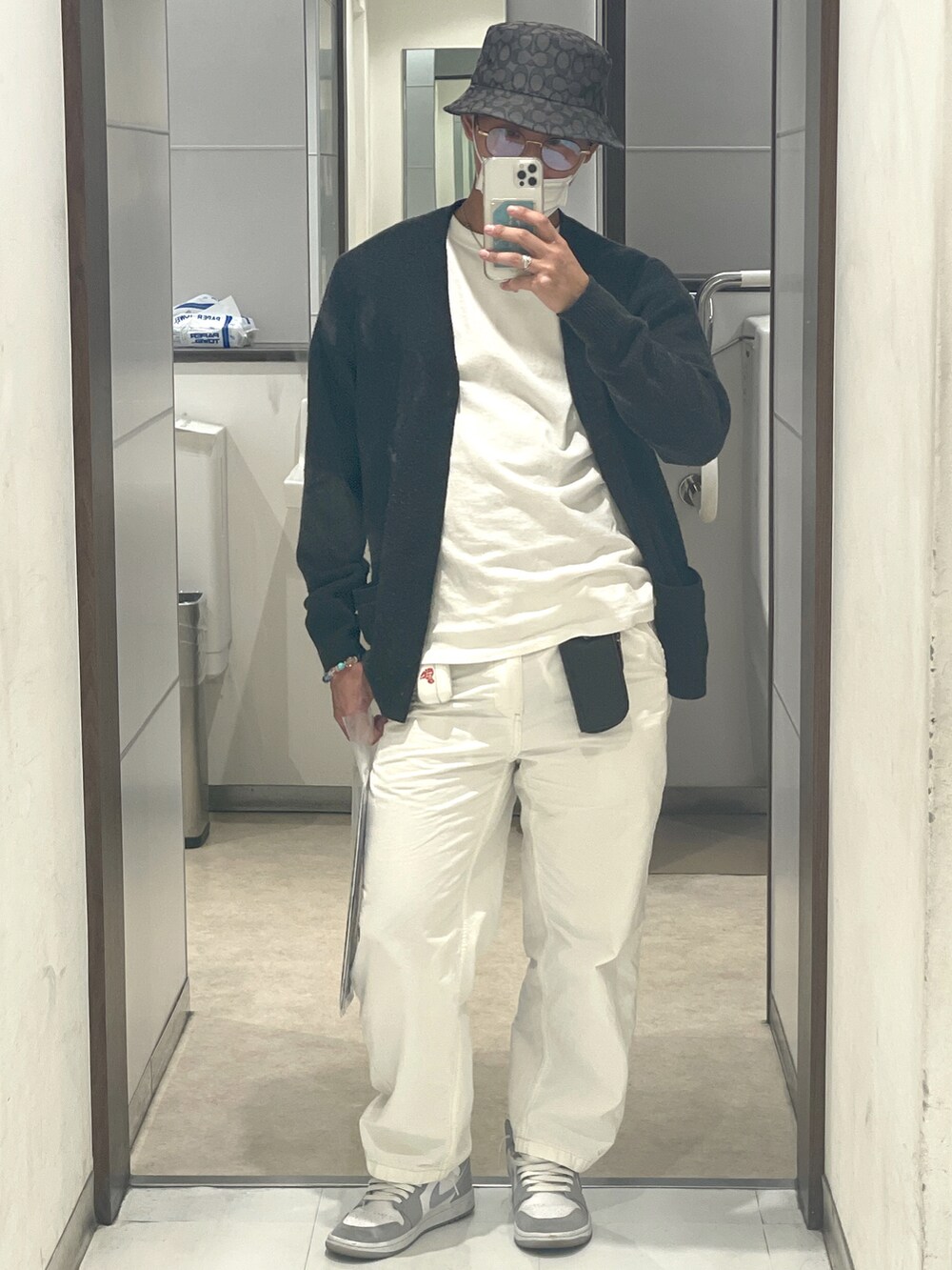 ホワイト系のパンツ、ホワイト系のTシャツ/カットソー、ブラック系のカーディガン/ボレロを着用したメンズの秋コーディネートの2枚目の写真