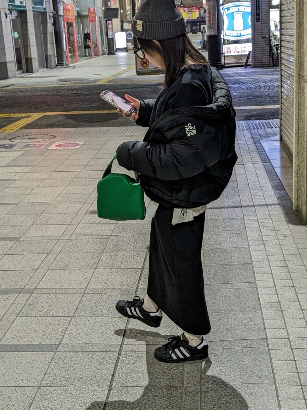 ブラック系のダウンジャケット/コート、ブラック系のスウェット、ブラック系のスニーカーを着用したレディースの冬コーディネートの3枚目の写真