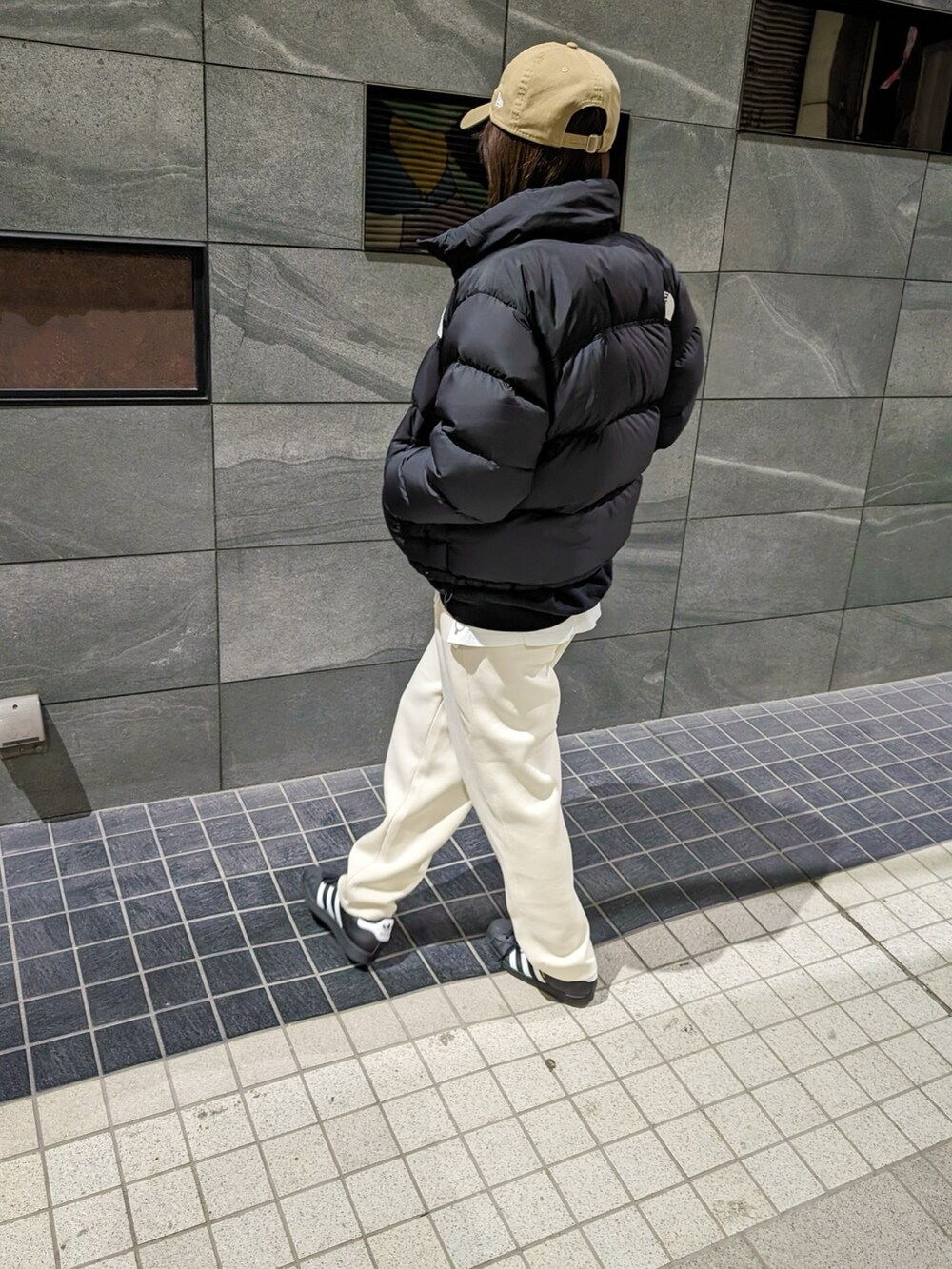 ホワイト系のスウェットパンツ、ブラック系のスニーカー、ブラック系のボディバッグ/ウエストポーチを着用したレディースの冬コーディネートの3枚目の写真