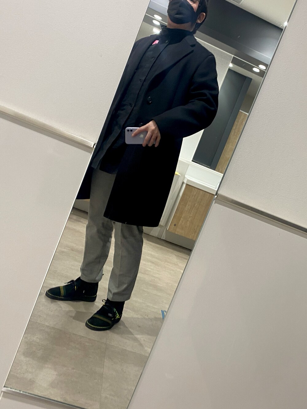 ブラック系のブーツを着用したメンズの冬コーディネートの2枚目の写真