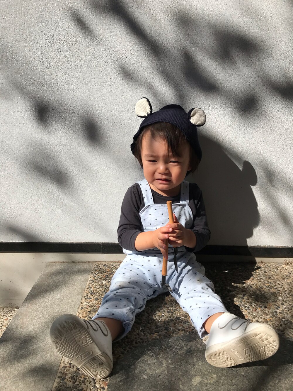 ブラック系のその他ベビーウェア、グレー系のその他ベビーウェア、ブルー系のその他ベビーウェアを着用したキッズの冬コーディネートの2枚目の写真