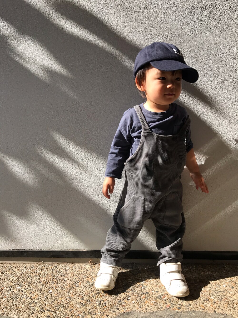 ブルー系のその他ベビーウェア、ブルー系の肌着、グレー系のロンパースを着用したキッズの冬コーディネートの2枚目の写真