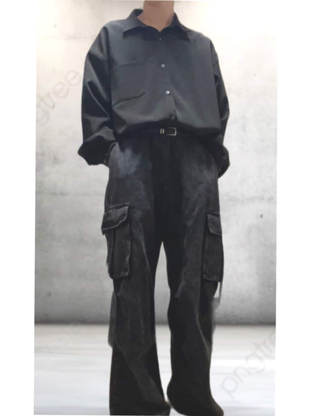 ブラック系のカーゴパンツ、ブラック系のシャツ/ブラウスを着用したメンズの秋コーディネートの2枚目の写真