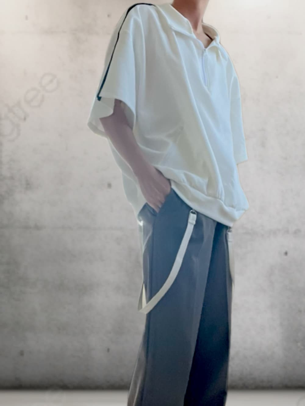 ホワイト系のTシャツ/カットソー、グレー系のスラックスを着用したメンズの秋コーディネートの2枚目の写真