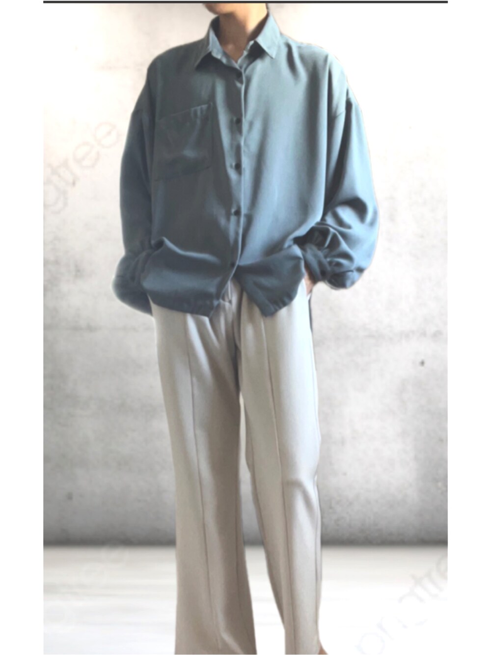 ブルー系のシャツ/ブラウス、ホワイト系のスラックスを着用したメンズの秋コーディネートの2枚目の写真