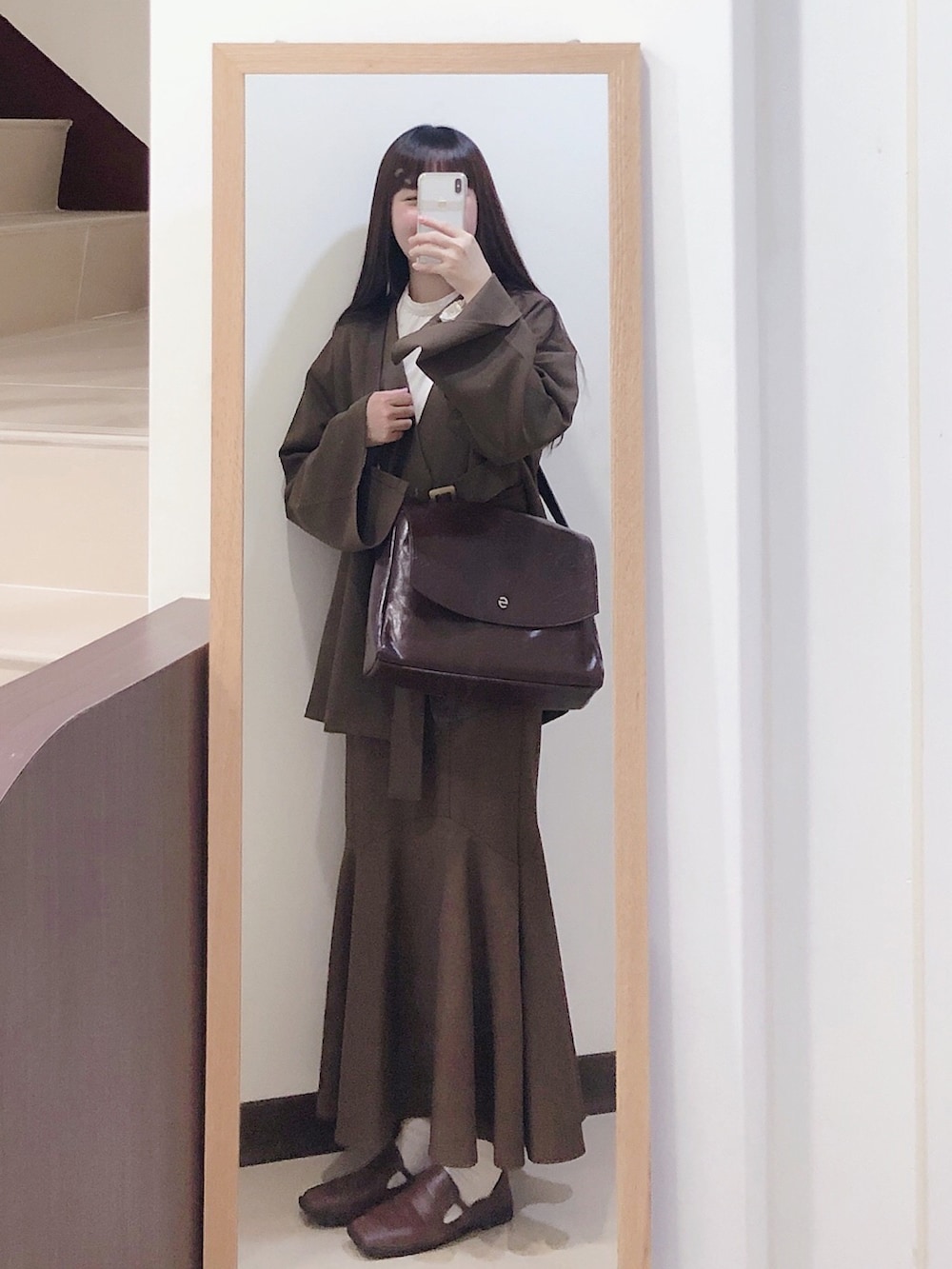 ブラウン系のノーカラージャケット、ブラウン系のスカート、ブラウン系のその他シューズを着用したレディースの春コーディネートの2枚目の写真