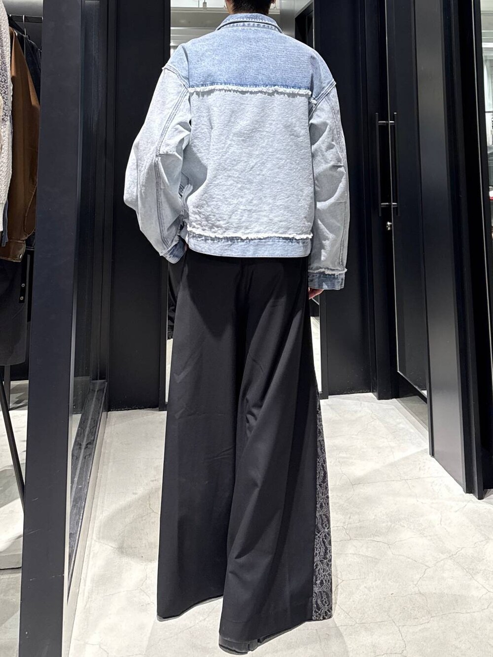 ブラック系のその他パンツ、ブルー系のブルゾン、ホワイト系のネックレスを着用したメンズの冬コーディネートの3枚目の写真