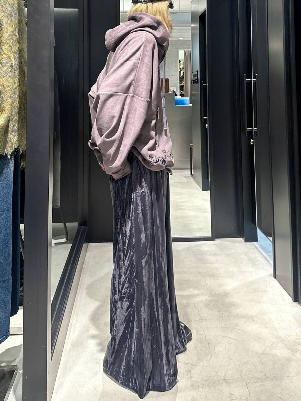 グレー系のその他パンツ、ブラウン系のパーカーを着用したメンズの秋コーディネートの2枚目の写真
