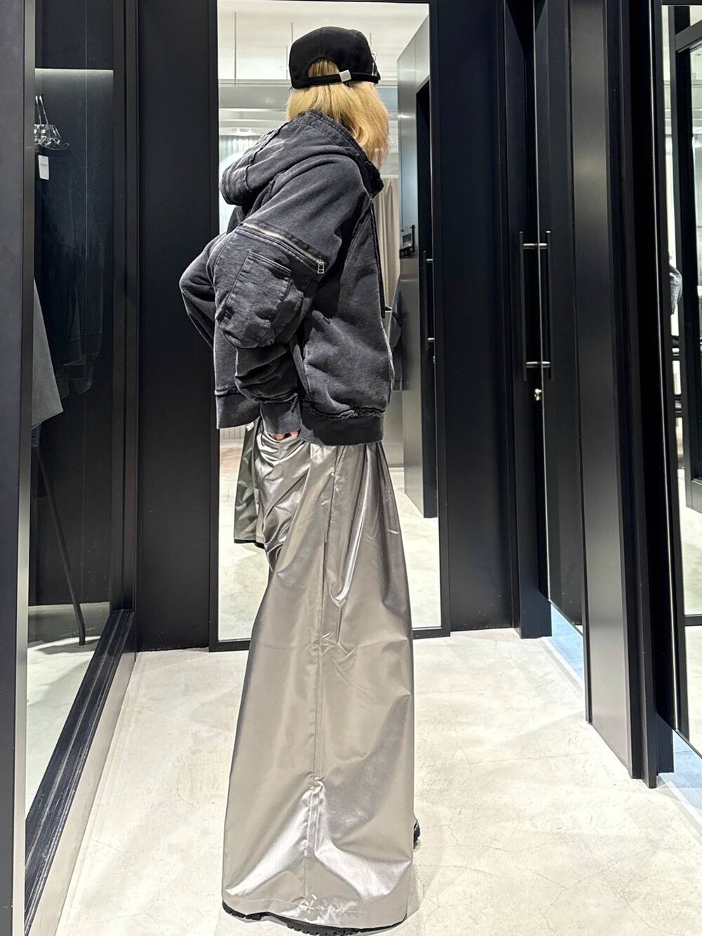 ブラック系のパーカー、シルバー系のスラックス、ブラック系のその他シューズを着用したメンズの秋コーディネートの2枚目の写真