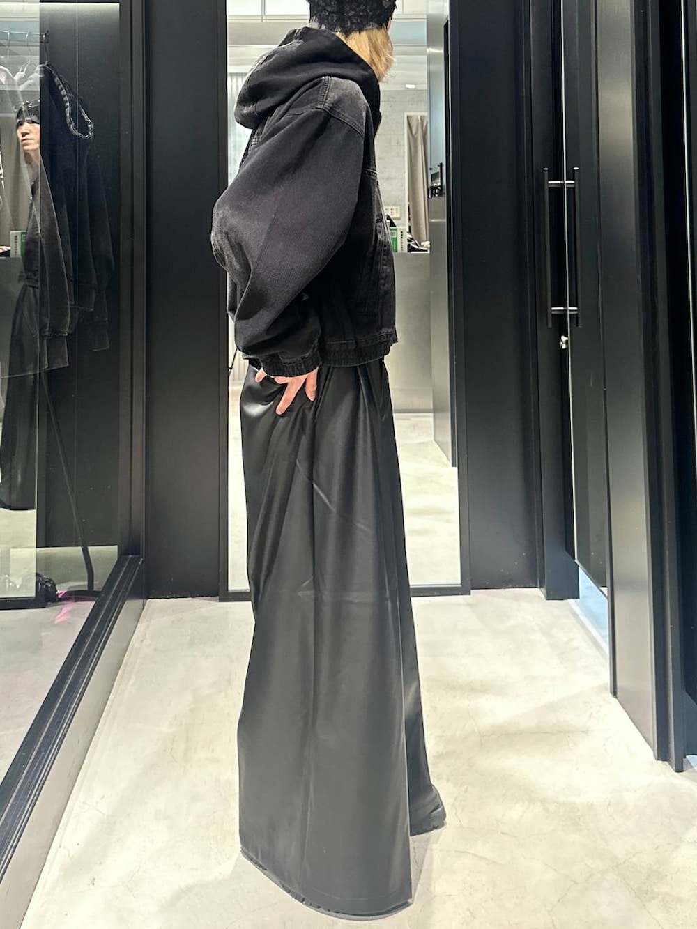 ブラック系のブルゾン、ブラック系のその他パンツ、グレー系のニットキャップ/ビーニーを着用したメンズの秋コーディネートの2枚目の写真