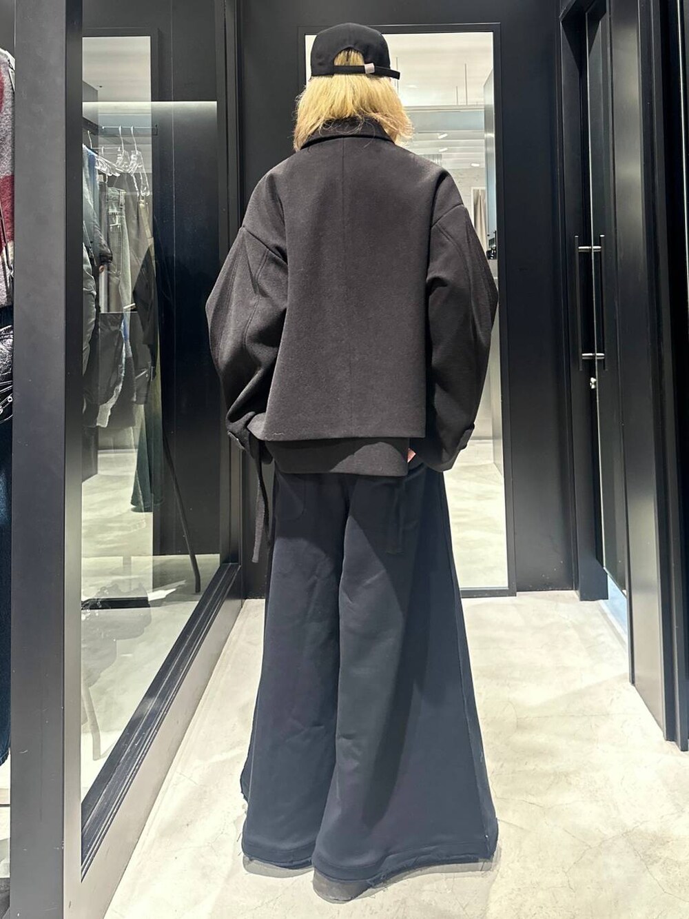 ブラック系のスウェットパンツ、ブラック系のブルゾン、ブラック系のキャップを着用したメンズの秋コーディネートの3枚目の写真