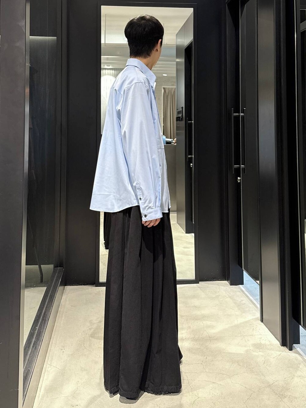 ホワイト系のTシャツ/カットソー、ブラック系のデニムパンツ、ブラック系のブーツを着用したメンズの秋コーディネートの2枚目の写真