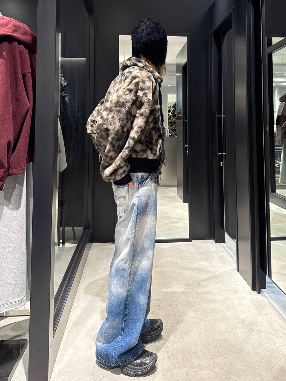 ブルー系のデニムパンツ、その他のブルゾン、ブラック系のニットキャップ/ビーニーを着用したメンズの秋コーディネートの2枚目の写真