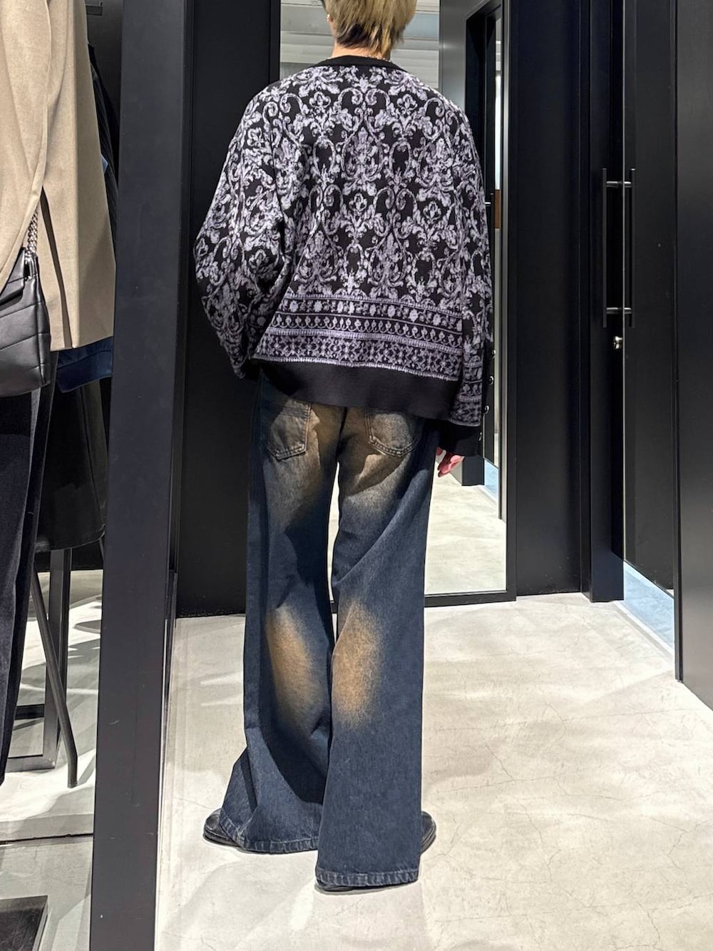 ブルー系のデニムパンツ、ブラック系のTシャツ/カットソー、ブラック系のカーディガン/ボレロを着用したメンズの冬コーディネートの3枚目の写真