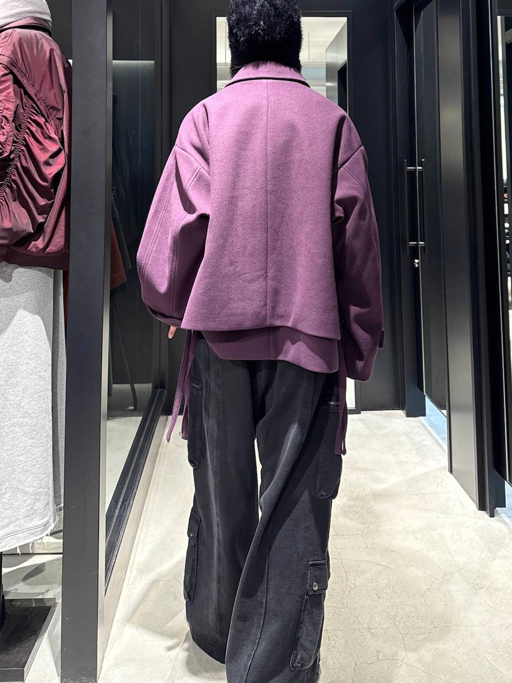 パープル系のブルゾン、ブラック系のカーゴパンツ、ブラック系のニットキャップ/ビーニーを着用したメンズの秋コーディネートの2枚目の写真