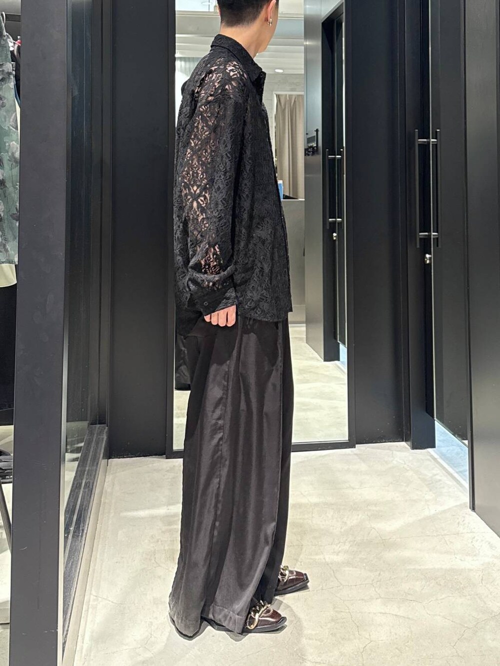 ブラック系のその他パンツ、ブラック系のシャツ/ブラウス、ブラック系のタンクトップを着用したメンズの春コーディネートの2枚目の写真