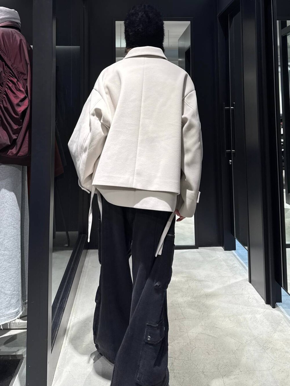 ホワイト系のブルゾン、ブラック系のカーゴパンツ、ブラック系のニットキャップ/ビーニーを着用したメンズの秋コーディネートの3枚目の写真
