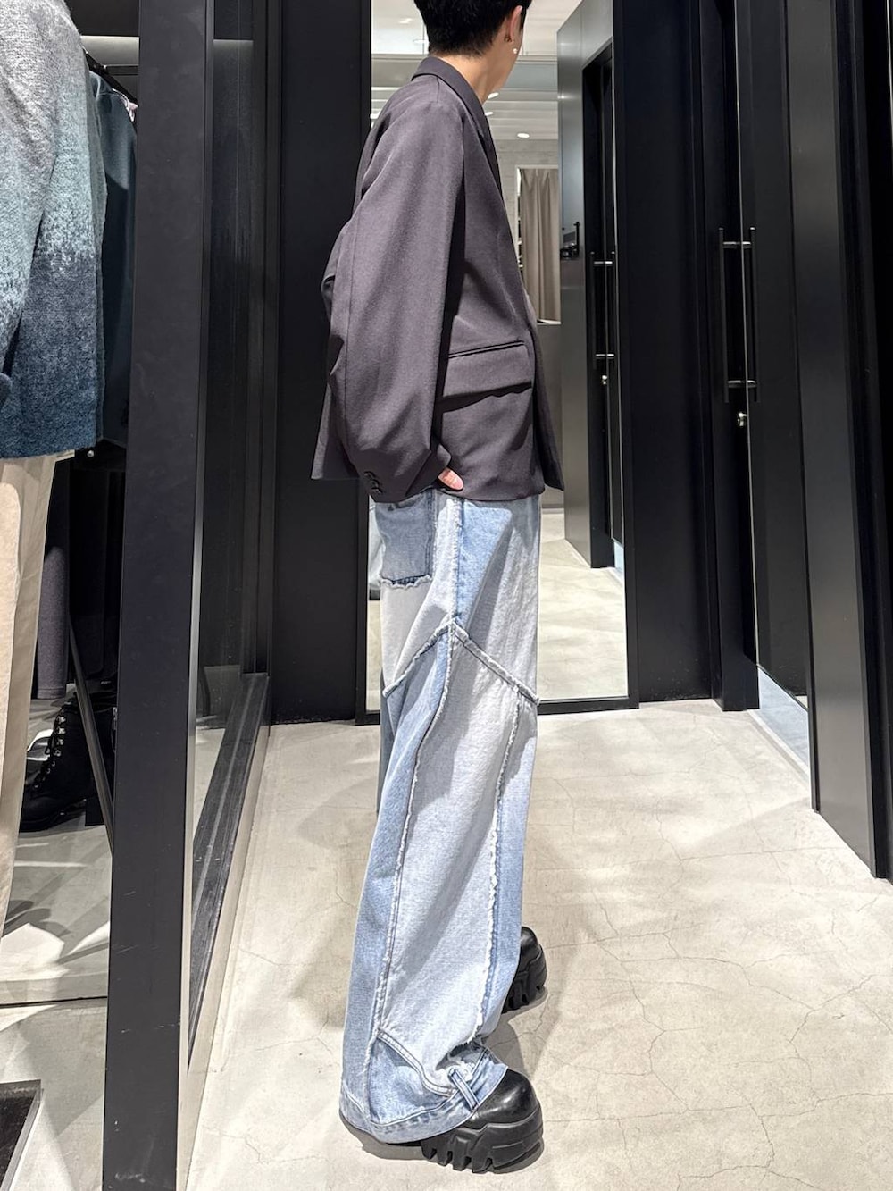 グレー系のテーラードジャケット、ホワイト系のネックレスを着用したメンズの冬コーディネートの2枚目の写真