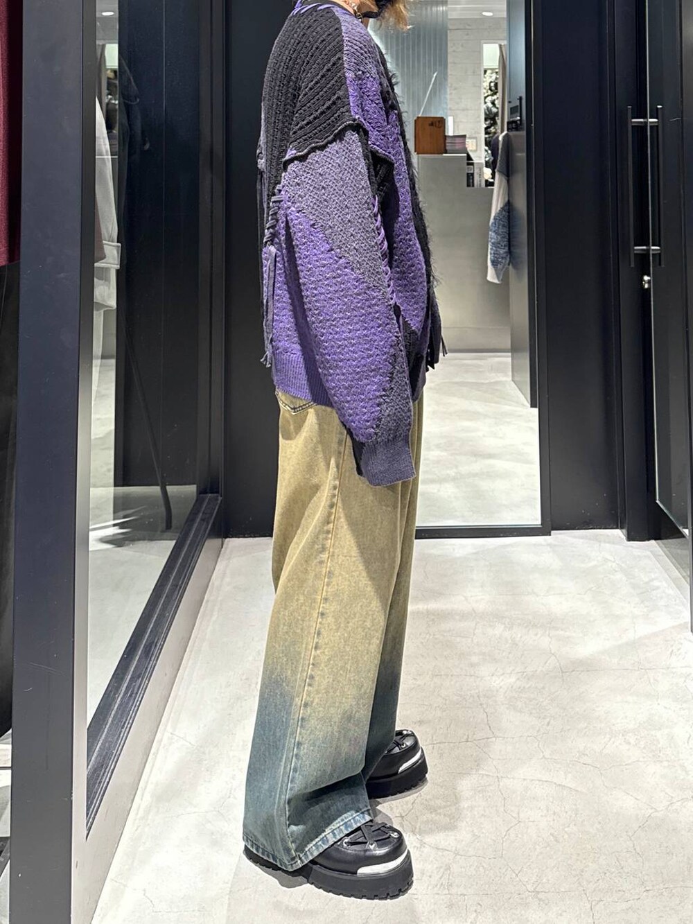 ブラック系のカーディガン/ボレロ、グリーン系のデニムパンツ、ブラック系のその他シューズを着用したメンズの冬コーディネートの2枚目の写真